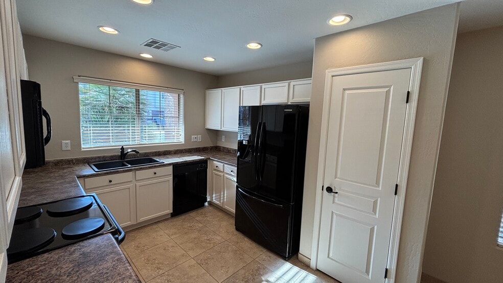 Building Photo - 21047 N Alma Dr