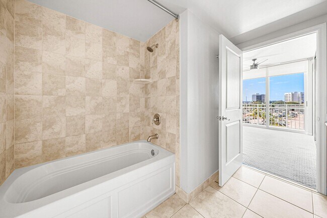 Building Photo - 403 S Sapodilla Ave