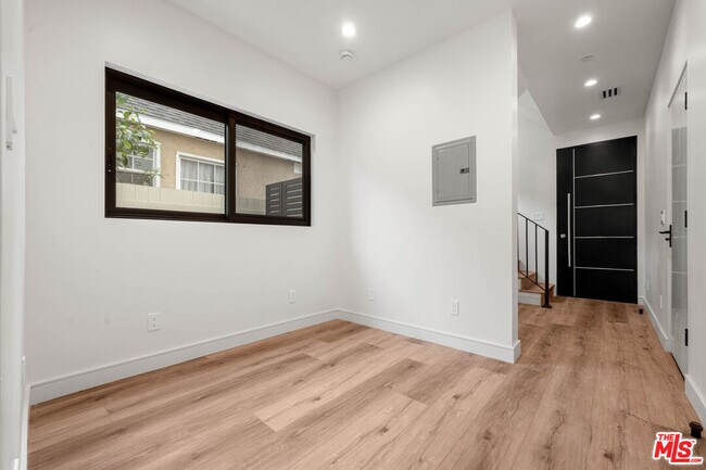 Building Photo - 1920 S Sherbourne Dr