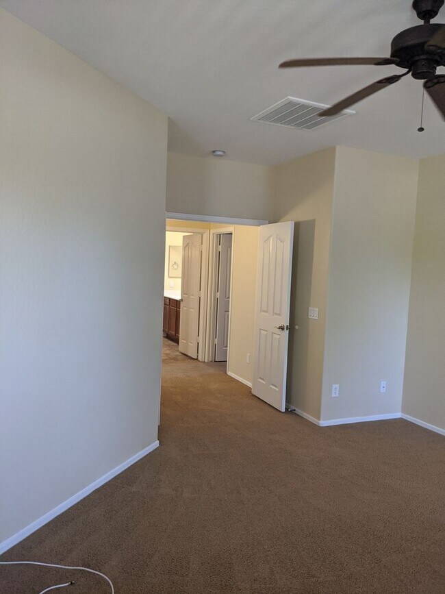 Building Photo - 4 bedroom 3 bathroom ranch home!