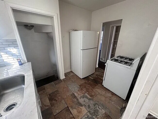 Building Photo - ELEGANT APT HOME