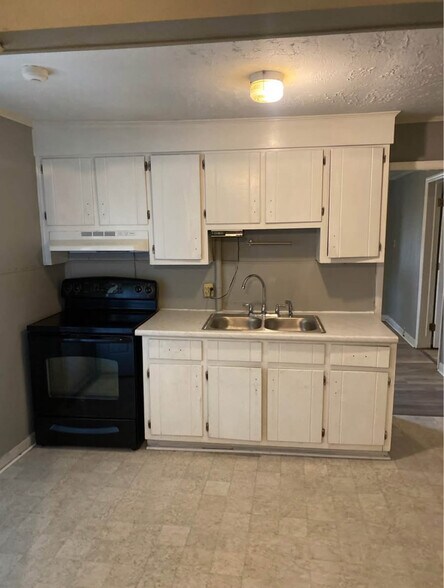 Building Photo - 307 Cude St