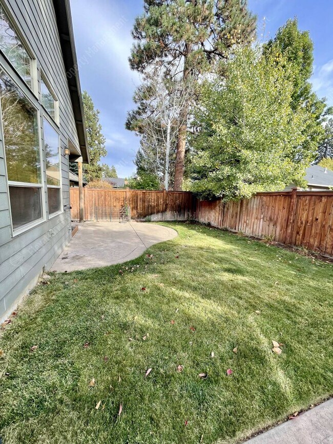 Building Photo - 3-BR mountain-style home in SE Bend