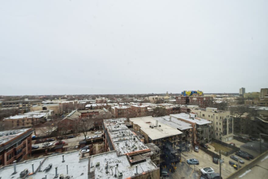 Building Photo - 5320 N Sheridan Rd