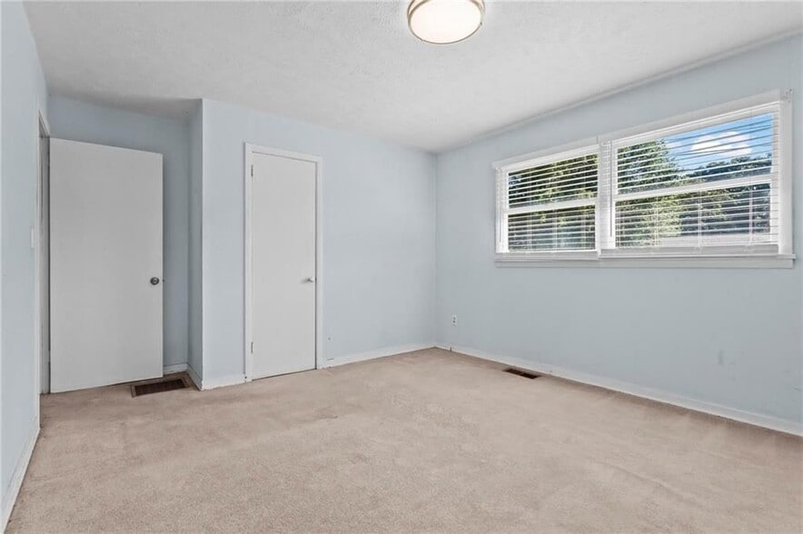 Building Photo - 2560 Walton Way SW