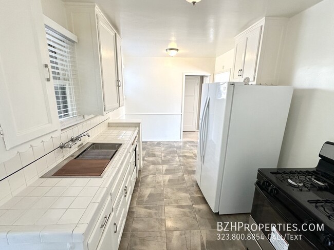 Building Photo - Newly Updated 1Bedroom 1Bathroom In Hollywood