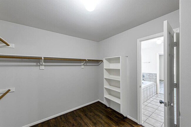 Building Photo - 4818 Plum Forest Rd