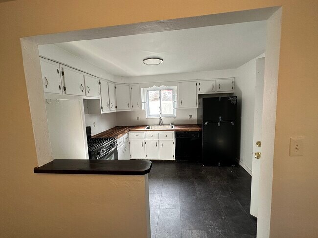 Kitchen - 517 Foltz Dr