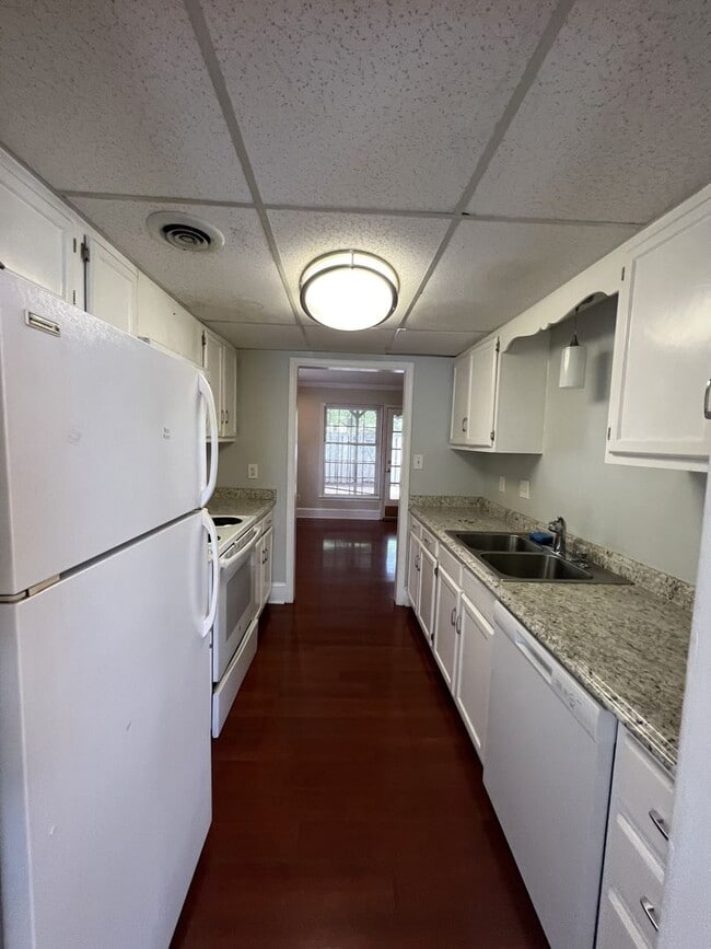 Building Photo - Charming end unit town home in Stones Thro...
