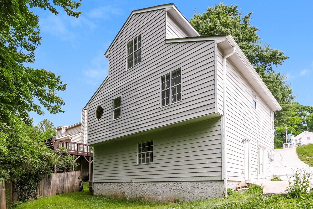 Building Photo - 221 Clydesdale Ln SE