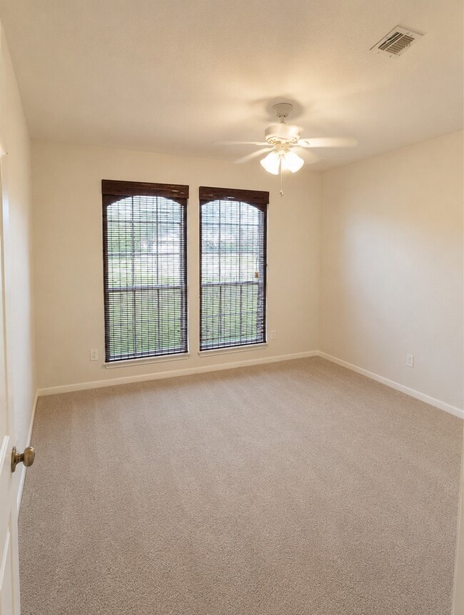 Building Photo - 15154 Kingsbridge Way