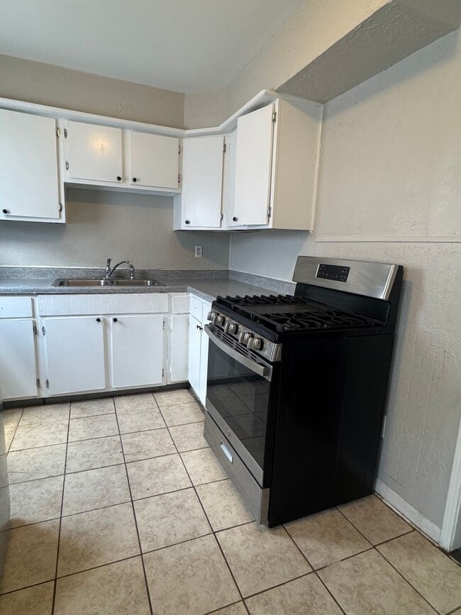 Building Photo - 824 NW 34th- AVAILABLE NOW!