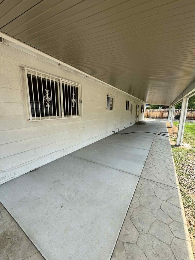 Building Photo - Charming 3-Bedroom, 2-Bathroom Home in Mat...