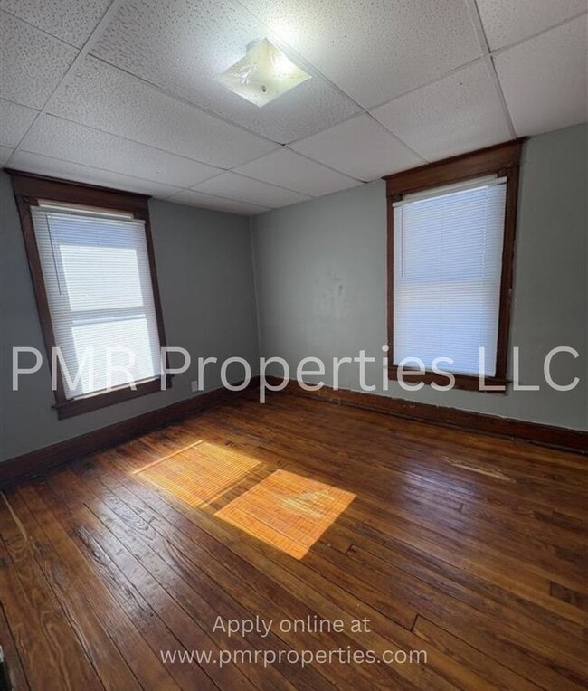 Building Photo - 4 Bedrooms/ 2 bathrooms House