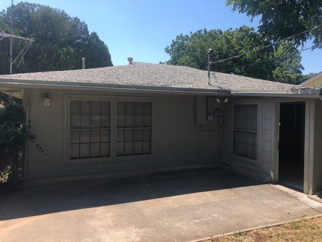 Building Photo - CLOSE TO ACU!  3 BED, 1 BATH!