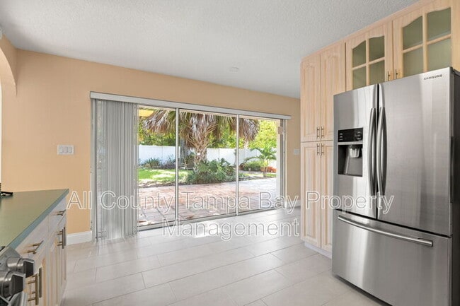 Building Photo - 2725 N Myrtle Ave