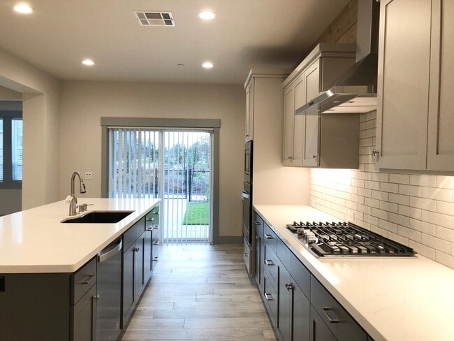 Building Photo - Lovely Home in New Community 10 min North of Redding!