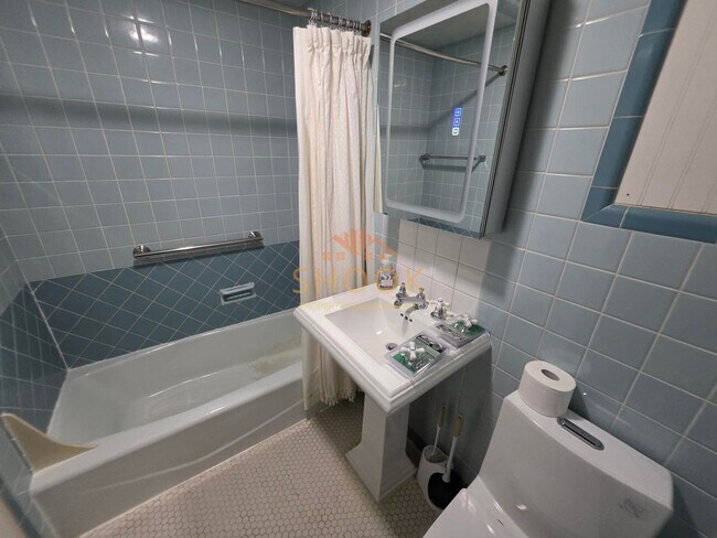 Building Photo - AVAILABLE JANUARY 2027 - BEAUTIFUL AND UNIQUE 4 BR HOME ACROSS CAMPUS