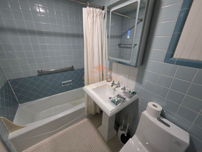 Building Photo - BEAUTIFUL AND UNIQUE 4 BR HOME ACROSS CAMPUS