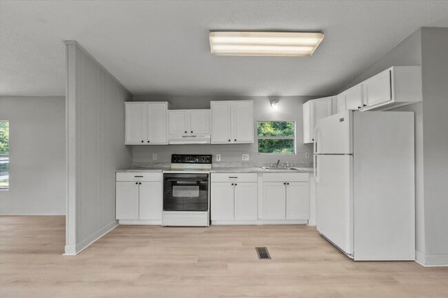 Building Photo - Completely Updated 3BR/2BA Trailer in Musc...