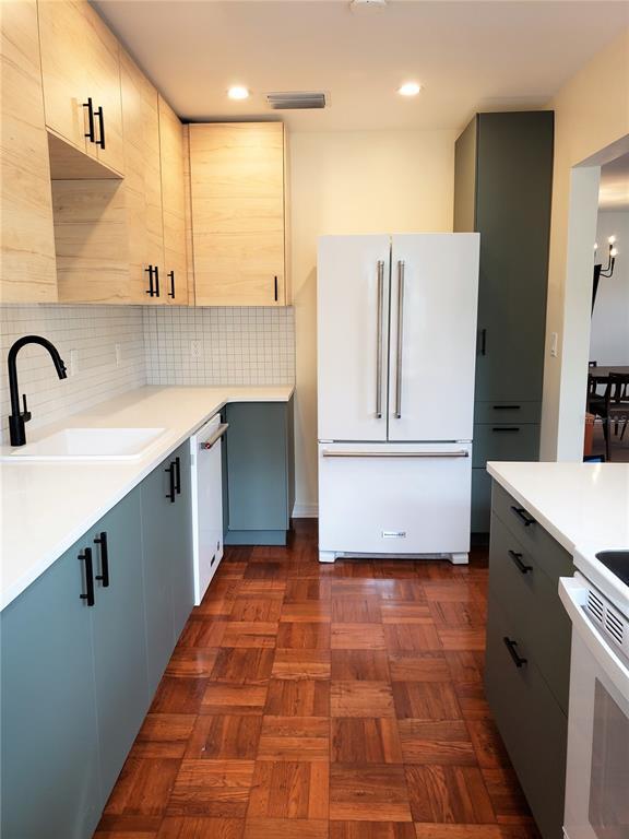 Building Photo - 707 S Lois Ave