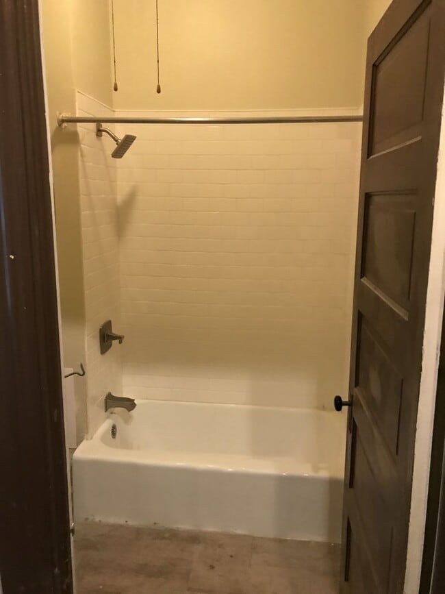 Building Photo - Precious 5 Bedroom 2 Bathroom Home in Sout...