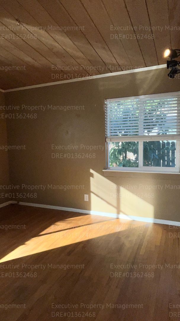 Building Photo - 3 bedroom/ 1.5 bathroom home with a detach...