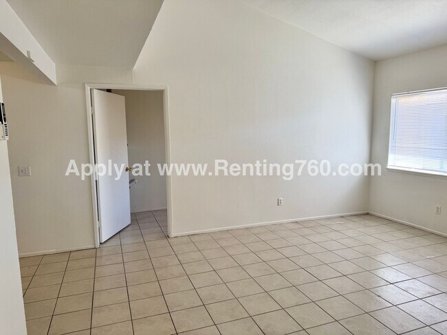 Building Photo - Spacious 2 Bed 1 Bath Home With Indoor Lau...