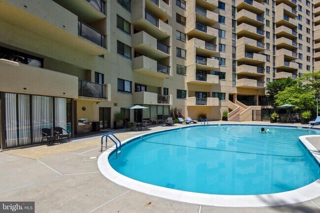 Building Photo - 1101 S Arlington Ridge Rd