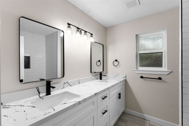 Building Photo - 28814 Enchanted Dr