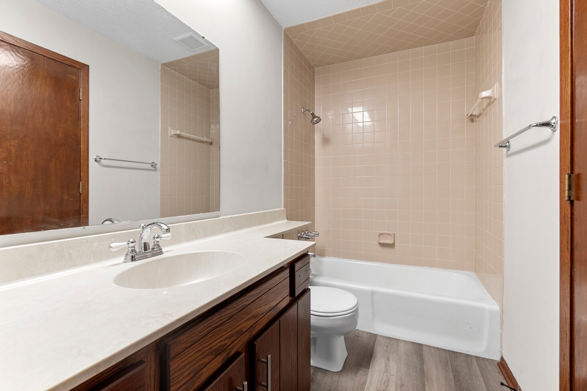 Upper-level full bath, new fixtures and hardware - 9774 Dorset Ln