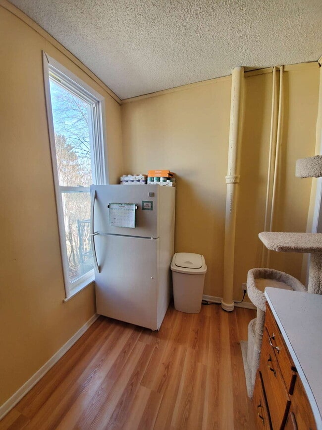 Building Photo - Triplex Lower Unit - Available for Rent