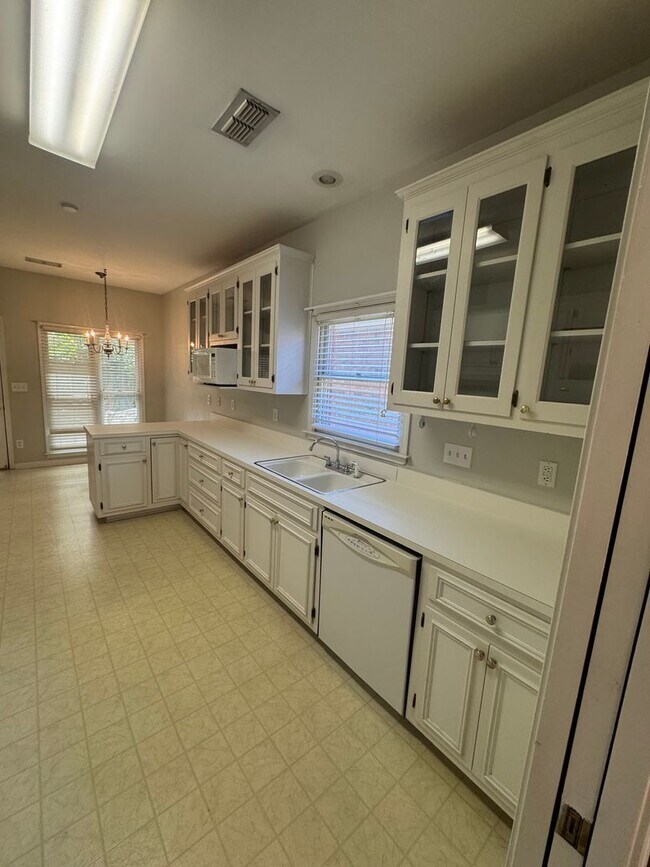 Building Photo - Lovely Cottage with Garden Courtyard