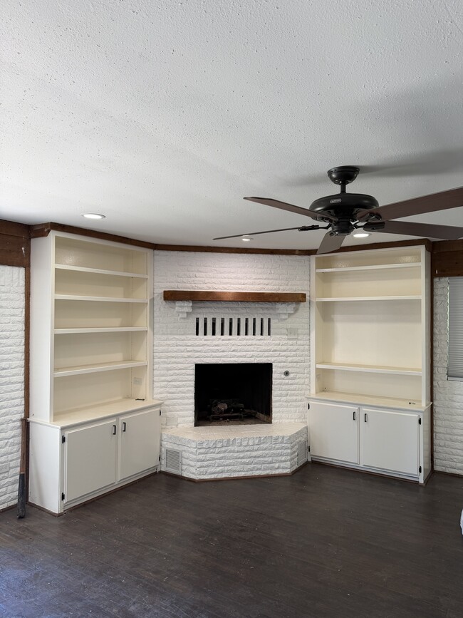 Building Photo - 200 Cowles St