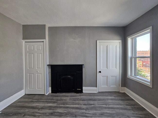 Building Photo - Newly updated 2 bedroom 1 bath apartment f...