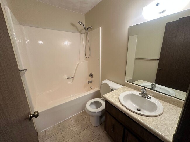 Building Photo - 2 Bedroom/1 Bath Apartment For Rent