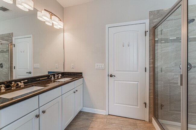 Building Photo - Stunning David weekly designed 3 BR+ OFFICE/ 2.5 BA / 2 Car executive townhouse in Hyde Park / So...
