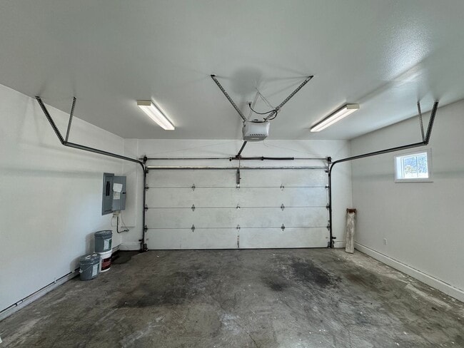 Building Photo - Beautifully Renovated 4 Bed 4 Bath House For Rent In Long Beach!