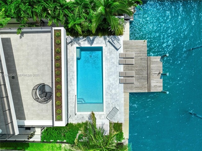 Building Photo - 1930 Bay Dr