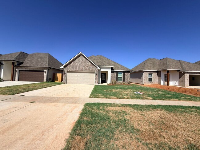 Building Photo - 816 Venecia Dr