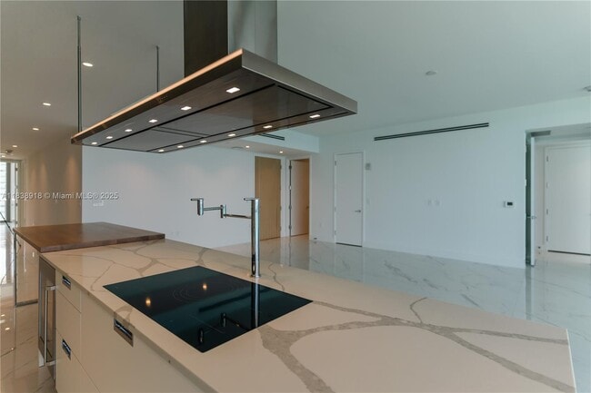 Building Photo - 15701 Collins Ave