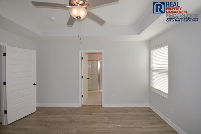 Building Photo - Beautiful, modern 4 bdrm home with attache...