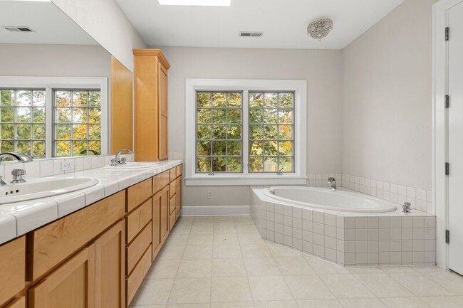 Building Photo - 16275 NE Eilers Rd