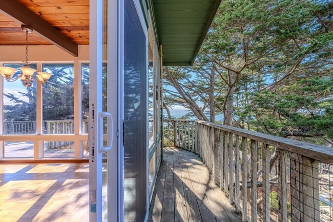 Building Photo - 990 Mirador Terrace