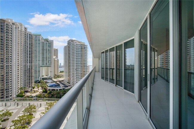Building Photo - 495 Brickell Ave