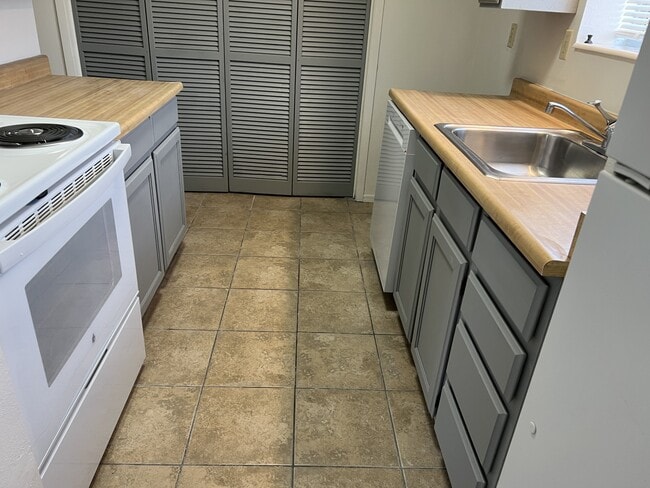 Building Photo - 307 N 1st St