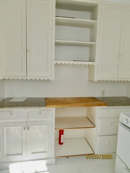Cabinets - 4911 Dockweiler St