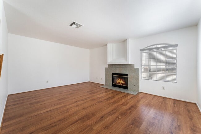 Building Photo - Move in now to this beautiful 2 story 3 be...