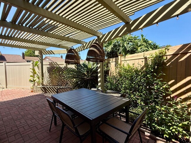 Building Photo - Gorgeous Two Bedroom Home in San Luis Rey