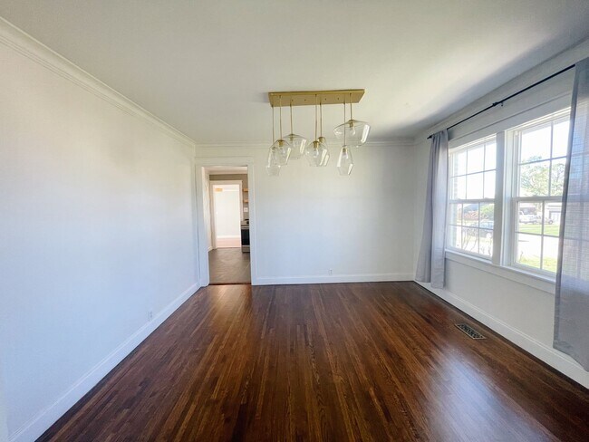 Building Photo - Adorable Midtown Tulsa Bungalow